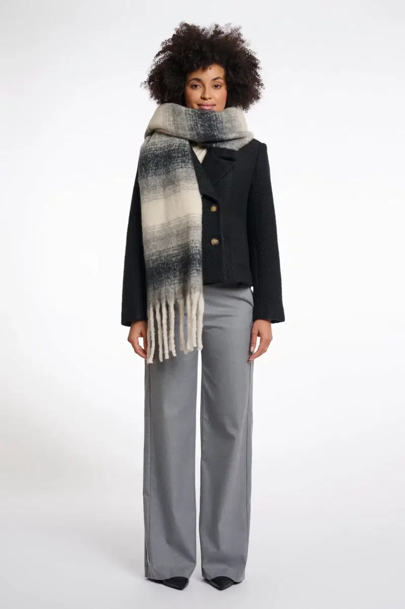 Erica Black & White Scarf - Image 3