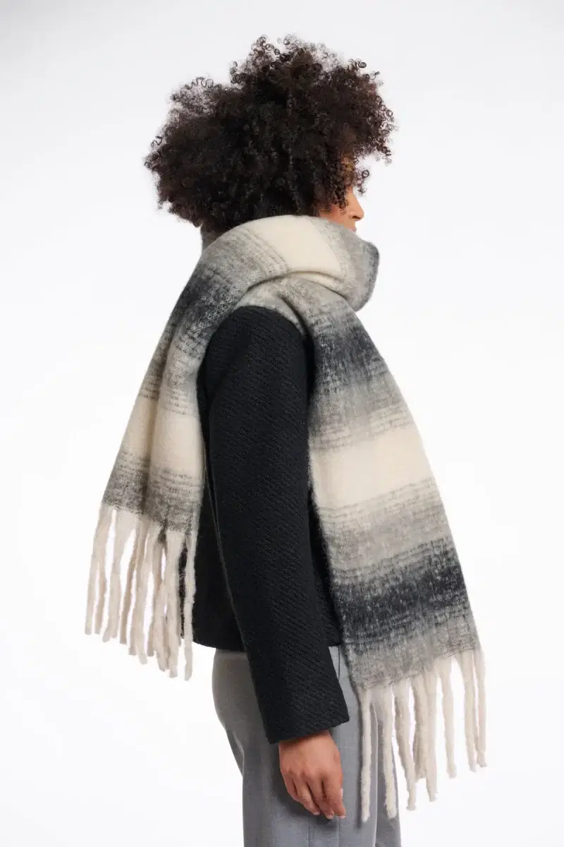 Erica Black & White Scarf - Image 2