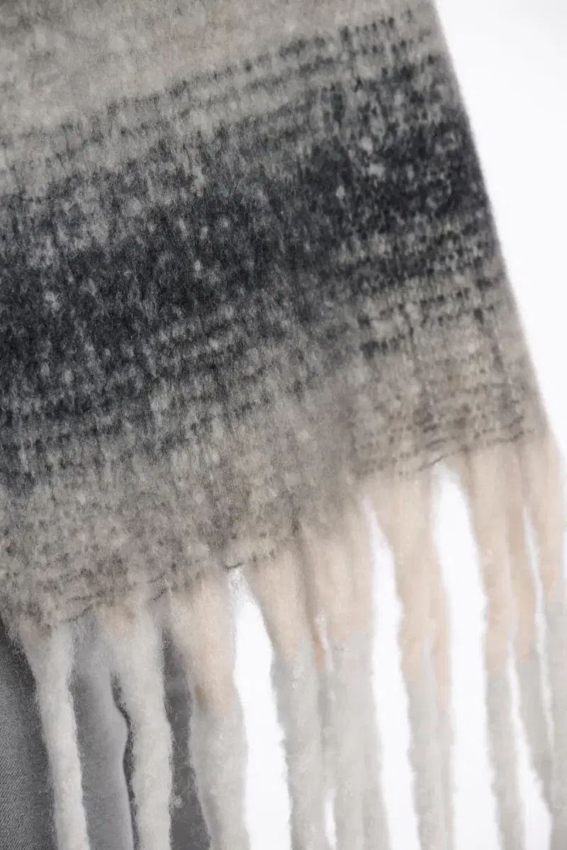 Erica Black & White Scarf - Image 4