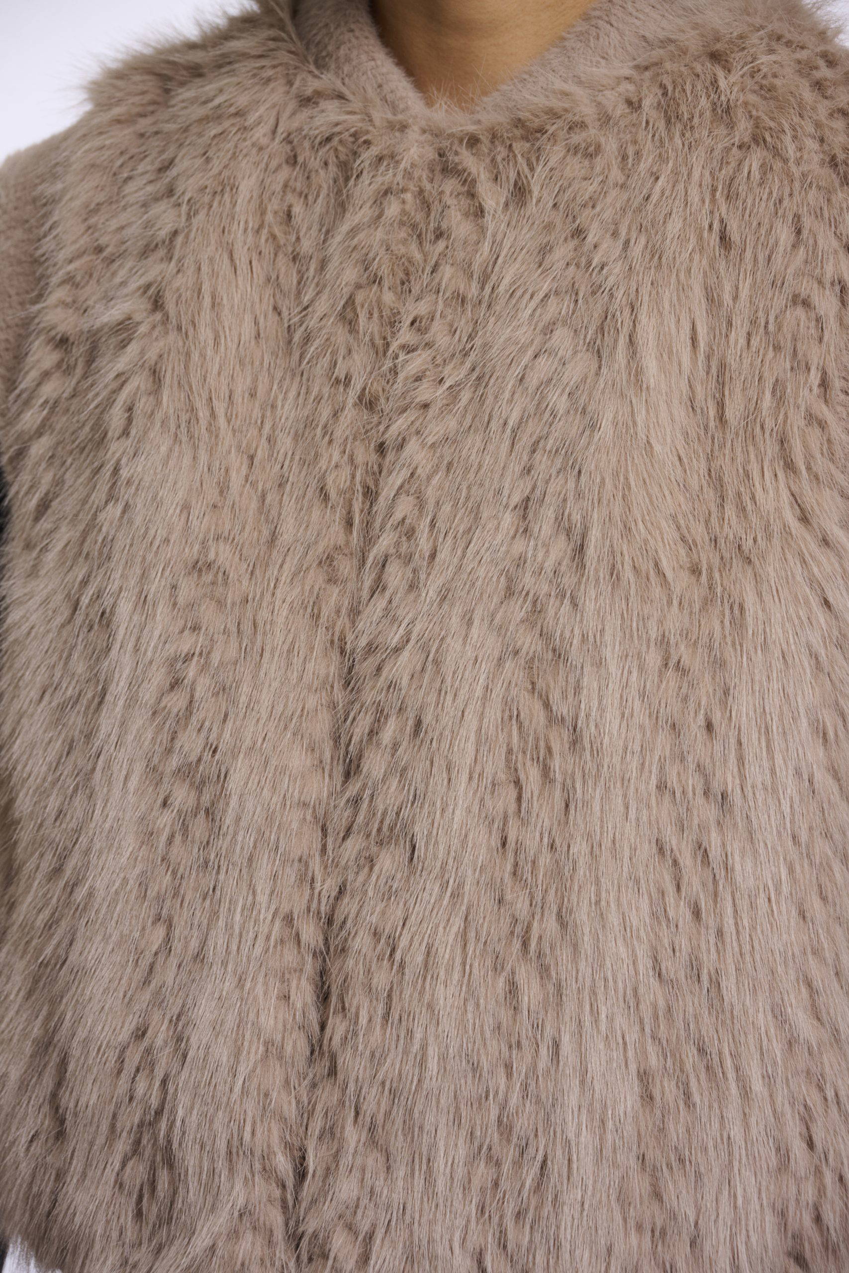 Alvita Oat Faux Fur Gilet - Image 3
